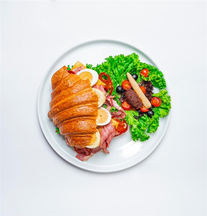 كروسان بيكن و تخم مرغ